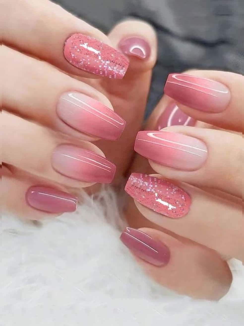Design de unha delicado com esmalte rosa claro