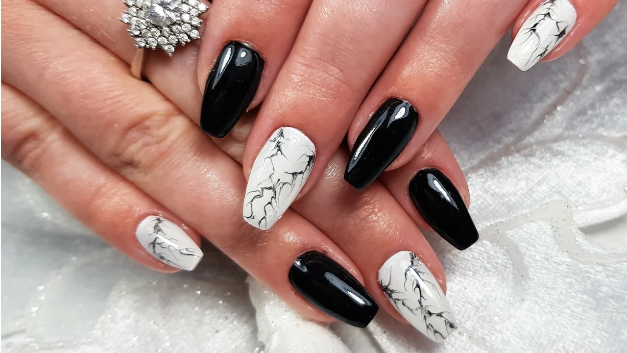 Design minimalista em branco e preto