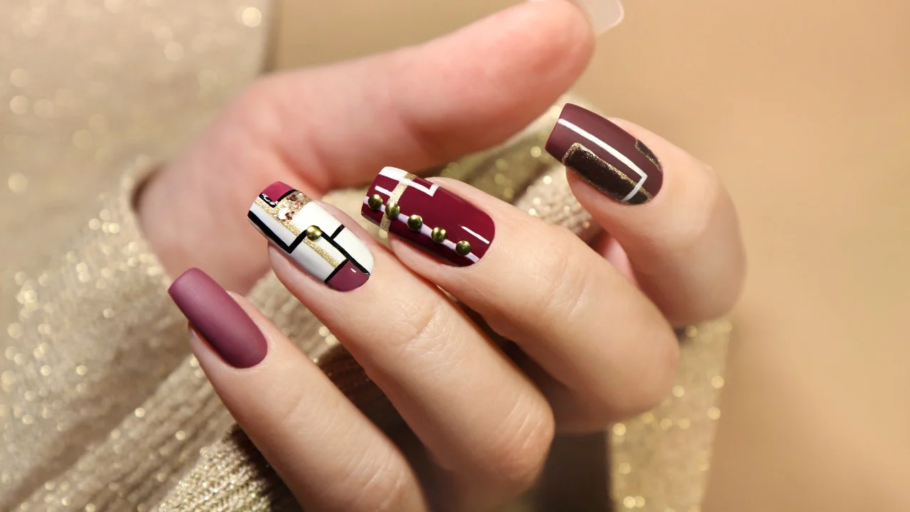 Unhas com decoração geométrica colorida