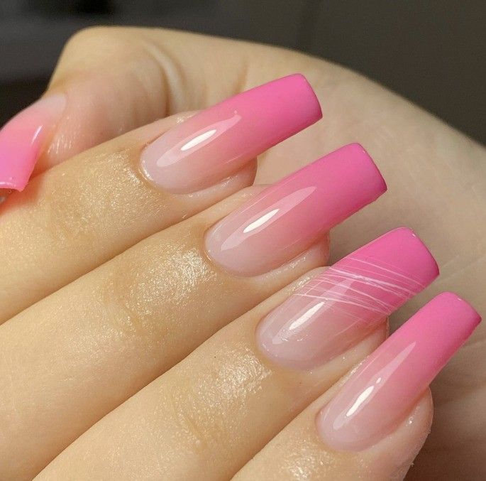 Unhas decoradas com degradê ombré em tons de rosa e branco