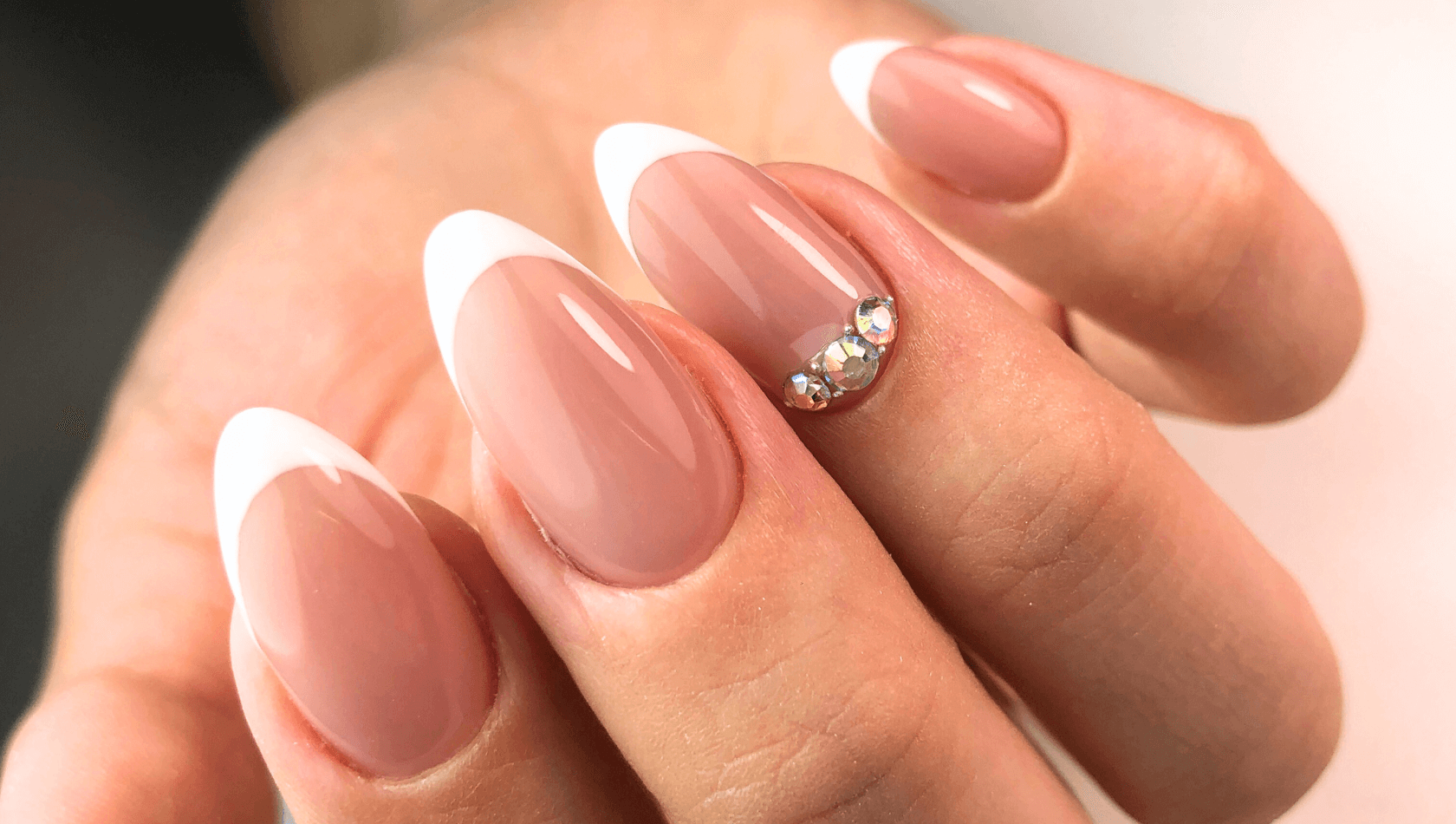 Unhas decoradas com francesinha moderna