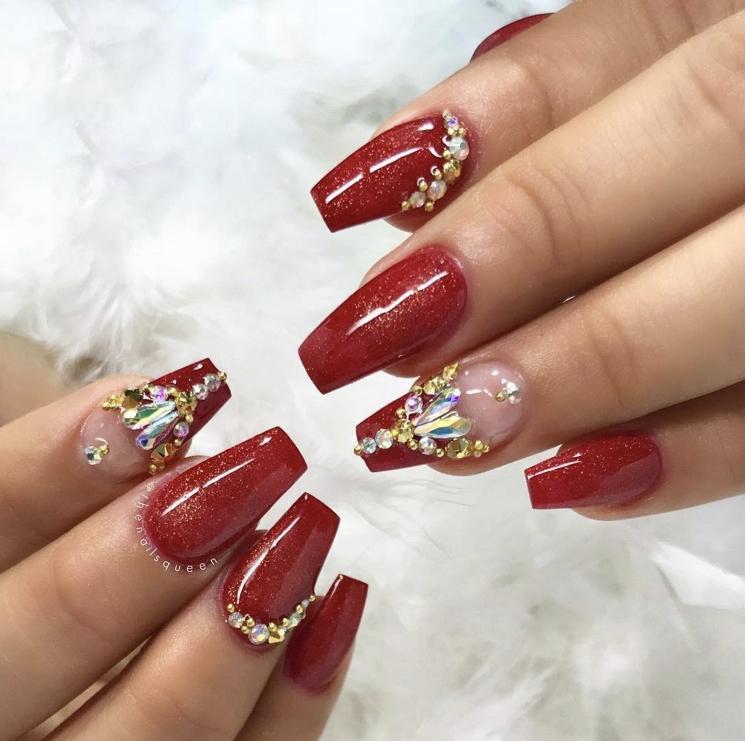 Unhas decoradas com pedras e brilho delicado