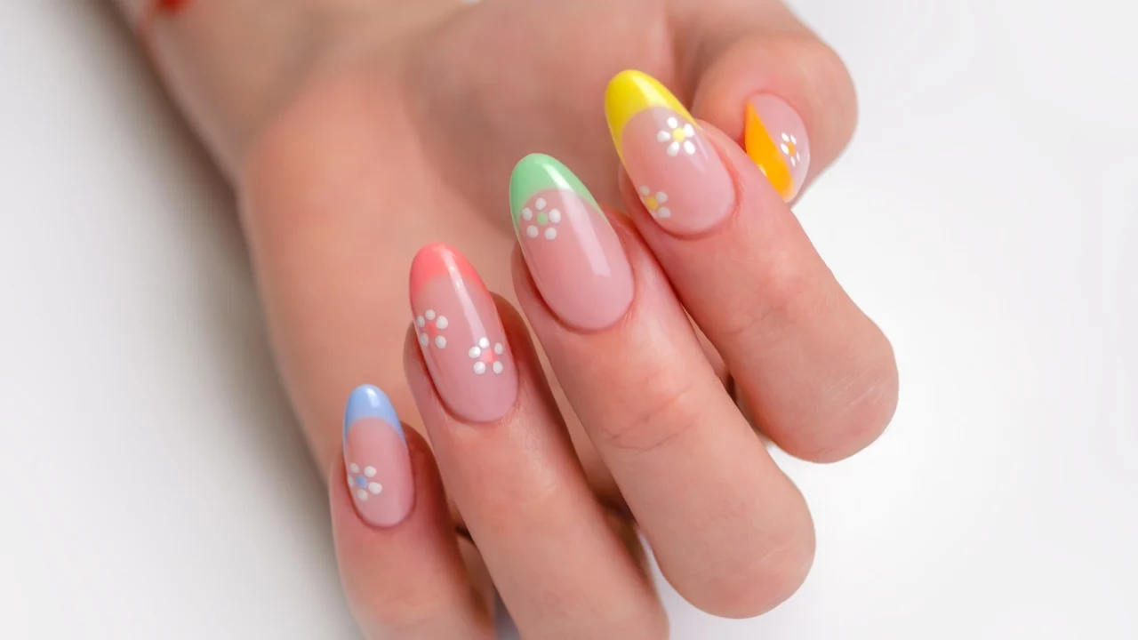 Unhas em tons pastel com detalhes florais