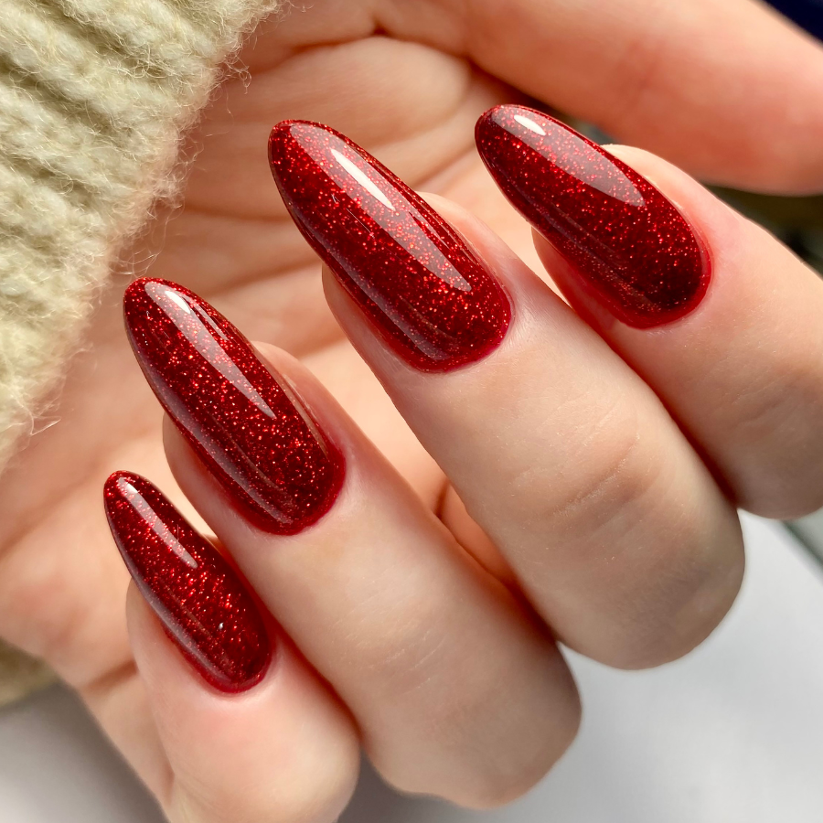 Unhas em vermelho clássico com brilho
