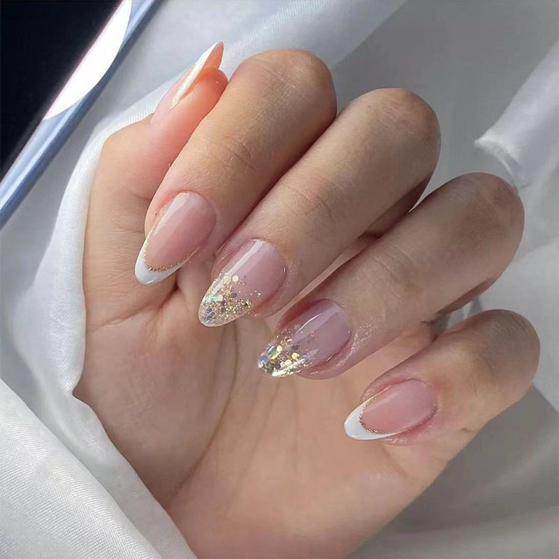 Unhas francesinha com detalhe dourado
